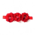 Dettaglio della fascia con fiori di chiffon rosso con perle centrali e strass - Rosso