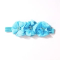 Dettaglio di fascia per neonati celeste con fiori in chiffon, perle e strass scintillanti - Blu