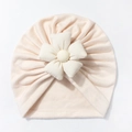Détail d'un bonnet turban rose pour bébé avec une grande fleur en tissu en 3D - Rose Chair