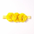 Dettaglio fiori in chiffon giallo con perle e strass su fascia per capelli bimba - Giallo