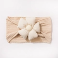 Dettaglio della fascia per neonati in maglia a trecce beige con decorazione floreale 3D - Beige Caffè