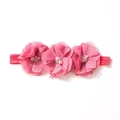 Dettaglio fascia neonata con fiori in chiffon rosa, perle e strass su banda elastica - Anguria Chiaro