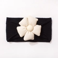 Détail d'un bandeau pour bébé en maille côtelée noire avec fleur en tissu blanc - Noir