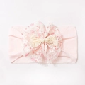 Détail du bandeau rose pour bébé avec nœud en dentelle florale et motif tissé - Rose Clair
