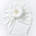 Detalle de turbante blanco para bebé con encaje calado, flor grande y adorno de perla - Blanco