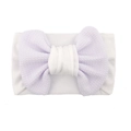 Dettaglio del grande fiocco lavanda con trama a nido d'ape su fascia elastica per neonati - Bianco
