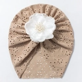 Detail eines Baby-Turbans aus khaki Lochstrick mit großer weißer Satinblume und Perlen - Kaffeebraun