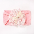 Détail de la fleur en dentelle rose et du nœud en dentelle écrue sur bandeau bébé doux - Rose