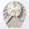 Détail du bonnet turban pour bébé en tissu côtelé taupe avec nœud floral décoratif - Gris