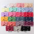 Dettaglio di 19 fasce morbide per neonati con fiocchi e accenti di perle in vari colori - Colori Misti