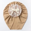 Détail du bonnet turban bébé kaki avec dentelle florale et nœud blanc élégant - Café