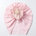 Detalle de turbante rosa para bebé de punto calado con gran flor de organza y perlas - Rosa