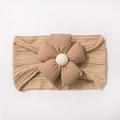 Dettaglio fascia per neonata in maglia beige con grande fiore 3D e perla al centro - caffè