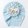 Détail d'un turban bébé en maille côtelée bleue avec décoration florale en dentelle fine - Bleu
