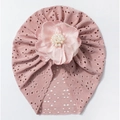 Detailansicht der hellrosa Baby-Turbanmütze mit Lochmuster-Stoff und Organza-Perlenblume - Taroviolett