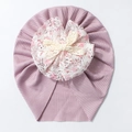 Vue détaillée du bonnet turban bébé côtelé avec fleur en dentelle et petit nœud - Violet Taro