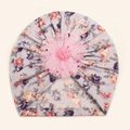 Detail einer weichen grauen Baby-Beanie mit floralem Muster und 3D-Netzblume mit Pailletten - Grau