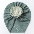 Nahaufnahme von Baby-Turban-Stoff mit atmungsaktivem Lochmuster und einer 3D-Blumendekoration - Hellgrün