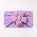 Detalle del tejido de la diadema morada para bebé con una flor de tela 3D y botón central - Morado