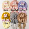 Détail d'un ensemble bonnet et chaussettes bébé en six couleurs avec oreilles de lapin - Mixte 6 Couleurs