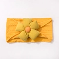 Détail d'un bandeau pour bébé en tricot côtelé doux avec grande fleur en tissu orange - Jaune Terre