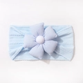 Détail du bandeau bébé bleu tricoté avec une grande fleur en tissu à cinq pétales - Bleu