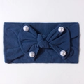 Dettaglio della fascia per neonati blu navy con fiocco in maglia e accenti di perle - Blu Notte