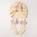 Vue détaillée du kit bonnet et chaussettes bébé beige avec tête de lapin et ruban rose - Beige