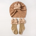 Détail du bonnet turban marron en maille gaufre et chaussettes bébé à décor de lapin - Café