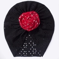 Détail du turban pour bébé en maille ajourée noire avec une grande fleur rouge décorative - Noir