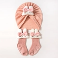 Détail d'un ensemble turban et chaussettes rose pour bébé avec décor lapin peluche - Rose Chair