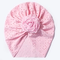 Detail der rosa Baby-Turban-Mütze mit atmungsaktivem Lochmuster und Rosenapplikation - Rosa