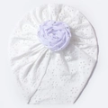 Atmungsaktive weiße Baby-Turban-Mütze mit großer glitzernder lila Stoffblume - Weiß