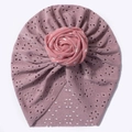 Détail du motif floral ajouré sur turban bébé rose foncé avec nœud rose étoilé - Violet Taro