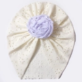 Detail der hohlen Strick-Babymütze mit lila Blumendekor und atmungsaktivem Stoff - Beige