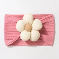 Nahaufnahme von rosa Baby-Stirnband mit großer beige gestrickter 3D-Blume - Altrosa