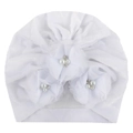Detalle de turbante blanco para bebé con tres flores grandes de tela, perlas y diamantes - Blanco