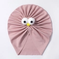 Détail de bonnet turban rose pour bébé avec de grands yeux drôles et pompons - Rose chair
