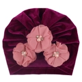 Détail du bonnet bébé en velours violet avec fleurs en mousseline et perles - Fuchsia