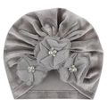 Vue détaillée du turban pour bébé en velours gris foncé avec fleurs en mousseline et perles - Gris