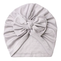 Detalle de gorro turbante para bebé gris claro en algodón suave con un nudo de lazo - Gris