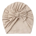 Detalle del gorro beige para bebé con lazo que muestra la textura de punto fino y el nudo - Café Claro