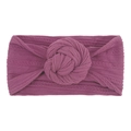 Dettaglio della fascia elastica in nylon viola con un grande nodo donut per neonati - Viola intenso