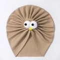 Détail du bonnet côtelé kaki pour bébé avec yeux de dessin animé et nez jaune sur fond blanc - Café