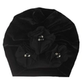 Détail d'un turban pour bébé en velours noir avec des fleurs artisanales et des strass - Noir