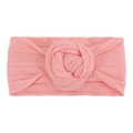 Dettaglio di una fascia per neonati rosa in nylon morbido con un grande fiocco a nodo - Rosa