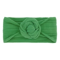 Dettaglio fascia neonata verde in nylon elastico con trama a coste e nodo centrale morbido - Verde