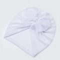 Detailansicht der weißen Mesh Baby Turban Mütze mit großer Schleife auf weißem Hintergrund - Weiß