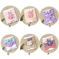 Vue détaillée de bandeaux élastiques pour bébé avec nœuds et fleurs en ensemble de 3 pièces - Style Assorti (Contacter pour Carte)