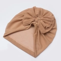 Detailaufnahme von Baby Turban mit großer Netzschleife aus weichem beigem Stoff - Hellkaffee